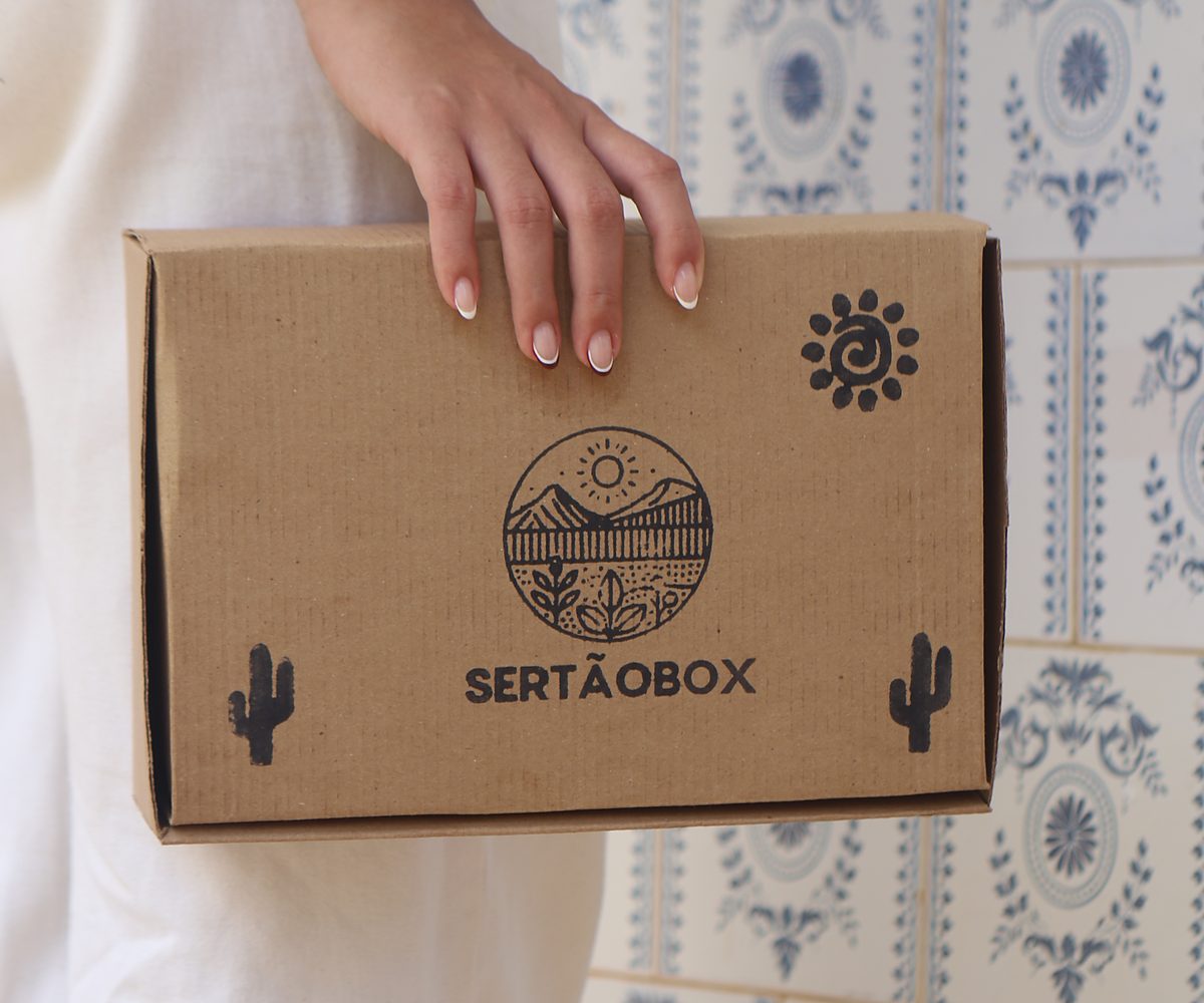 Caixa SertãoBox fechada nas mãos de uma assinante